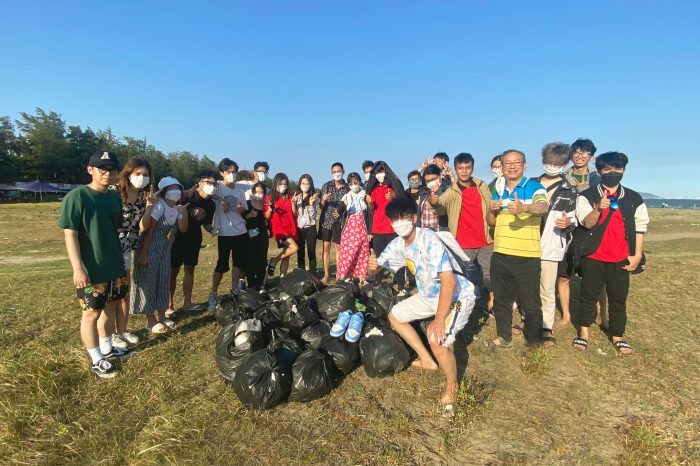 Sinh viên Swinburne Việt Nam thu gom rác thải hưởng ứng giờ Trái Đất.
