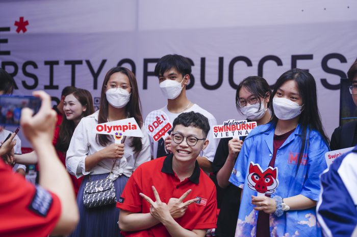Các bạn trẻ hào hứng check- in tại gian thông tin “độc nhất vô nhị" của Swinburne Việt Nam