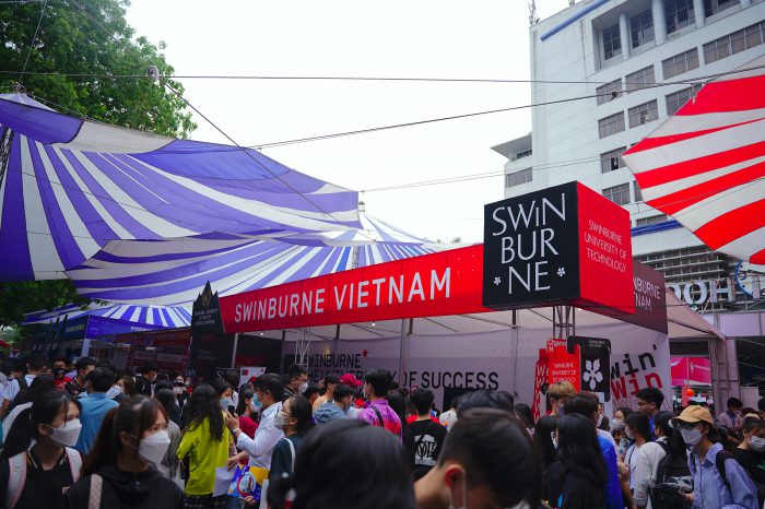 Trong khuôn viên sự kiện, gian thông tin của Swinburne Việt Nam với sắc đỏ nổi bật, được thiết kế vô cùng bắt mắt, thu hút nhiều học sinh ghé thăm