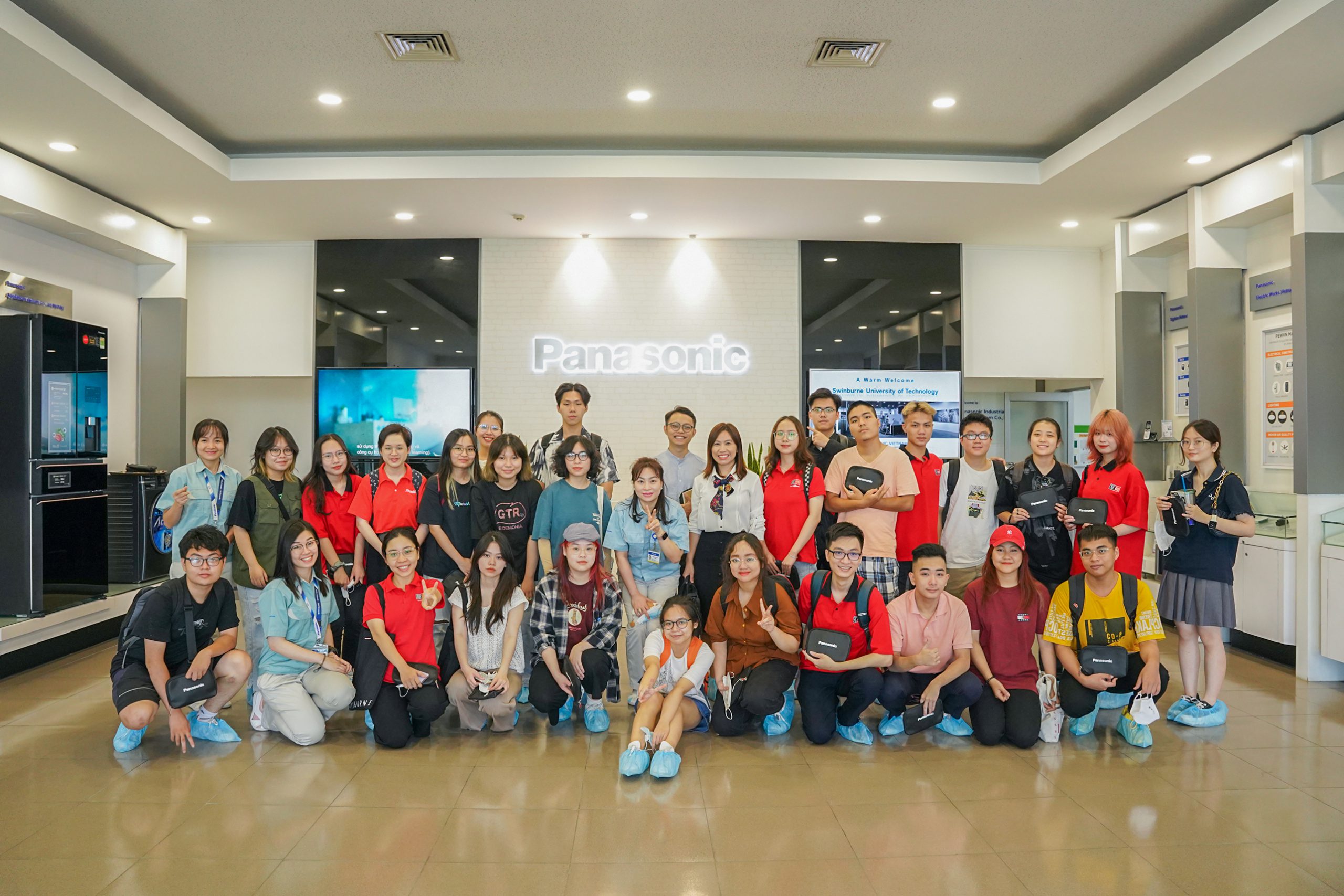 Các sinh viên hào hứng với trải nghiệm tại nhà máy Panasonic Việt Nam
