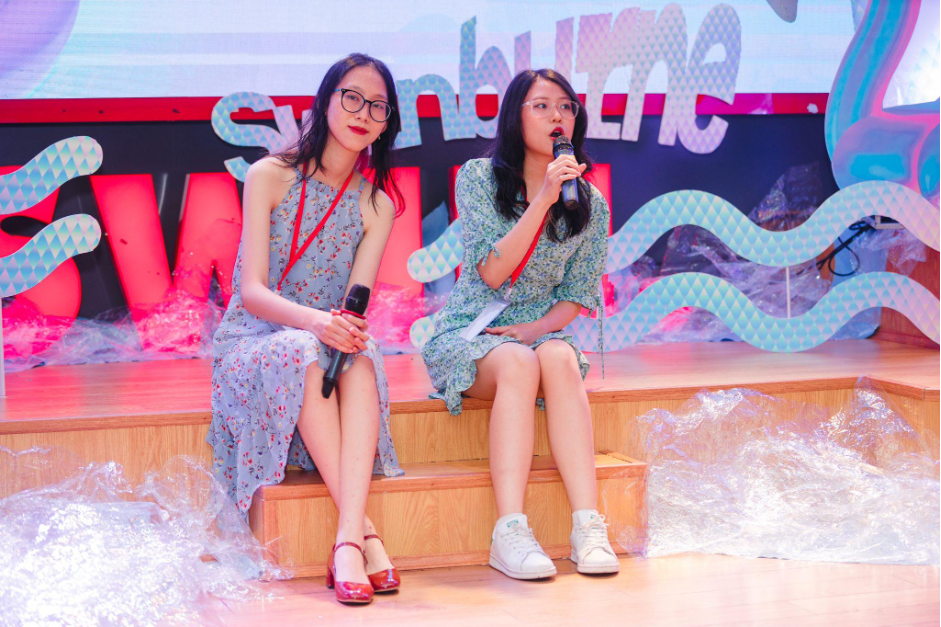 Hai cô bạn Giang và Khanh cùng nhau thể hiện ca khúc mở màn “Tình yêu xanh lá".