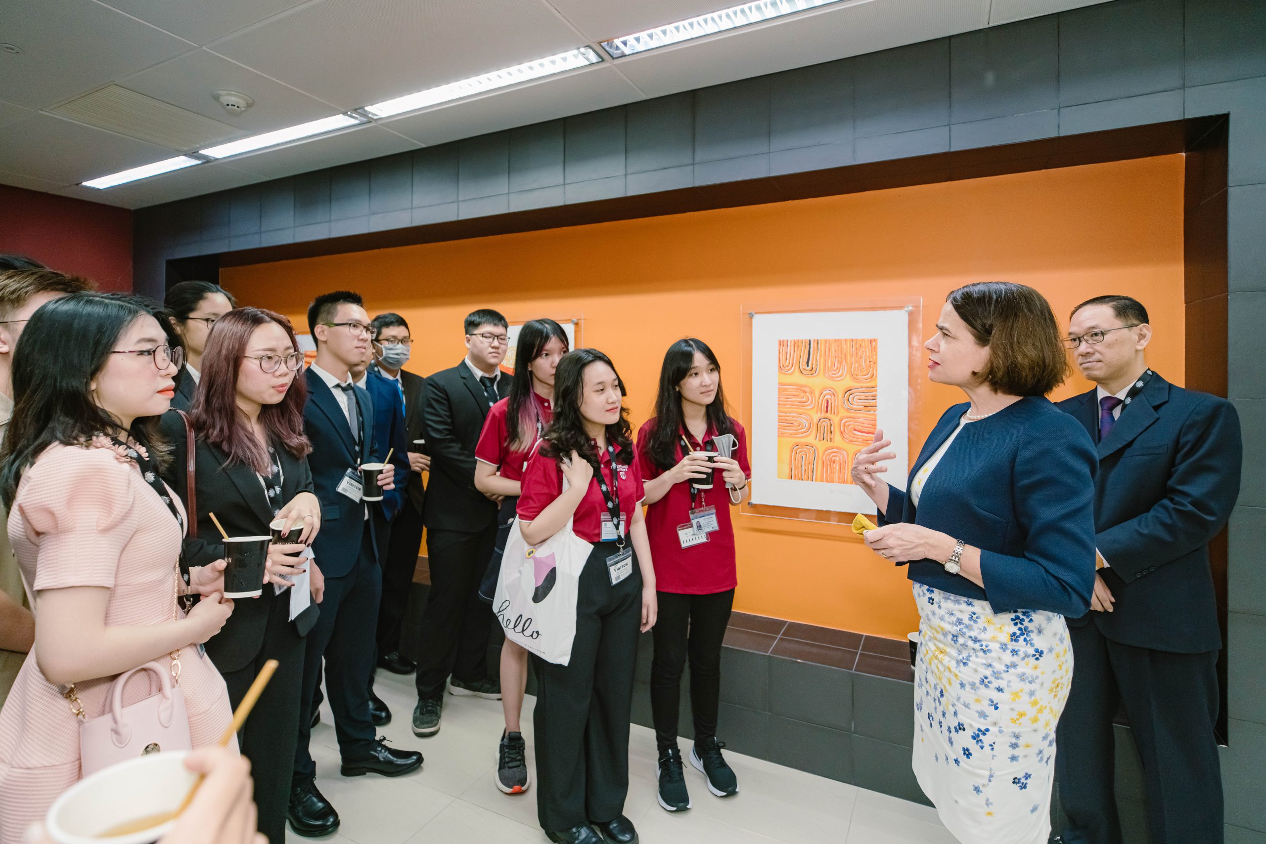 Các sinh viên Swinburne Việt Nam trong chuyến gặp gỡ với bà Đại sứ Australia