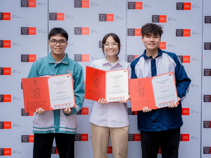 Các bạn học sinh đạt thành tích cao trong cuộc thi “Đường lên đỉnh Olympia” cũng nhận được học bổng từ Swinburne Việt Nam
