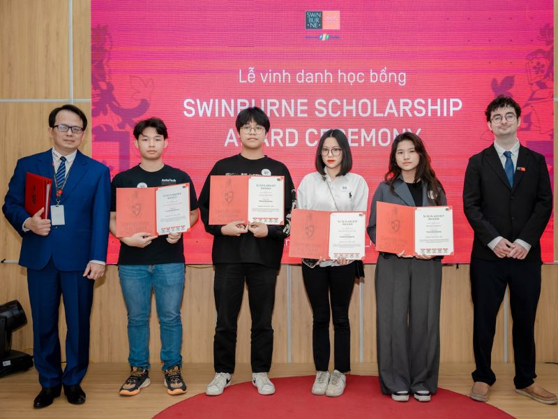 TS. David Hoàng trao học bổng cho các bạn học sinh
