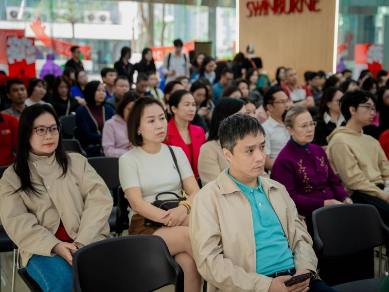 Phụ huynh học sinh dự lễ trao học bổng