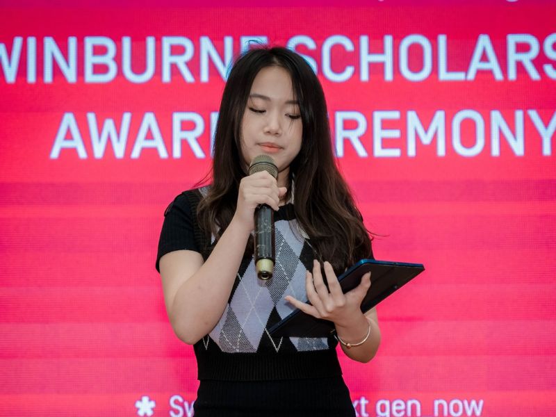 Bạn Vũ Phương Anh – học sinh khối 12 Trường THPT Đoàn Thị Điểm phát biểu tại buổi lễ