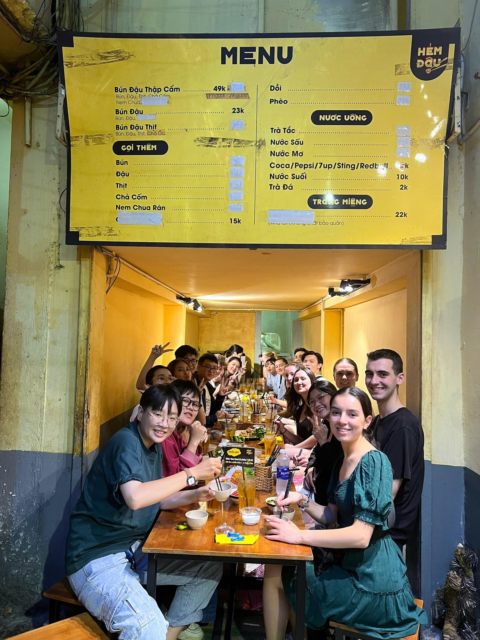 Students from Swinburne Melbourne (Australia) visits Swinburne HCM and explore local cuisine