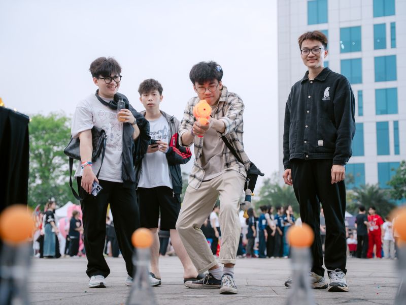 Bắn súng nước tại booth Hydroshot