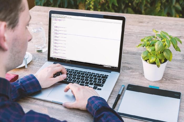 Học công nghệ thông tin có khó không? Tổng quan ngành học cho người mới bắt đầu