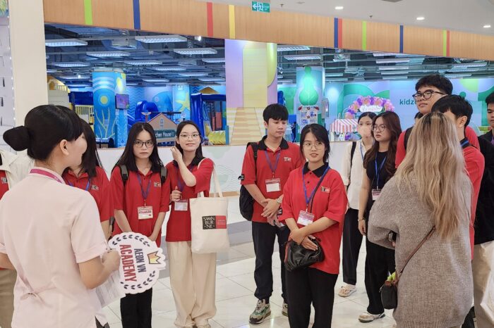 Các bạn sinh viên lắng nghe chia sẻ từ đại diện phía AEON MALL