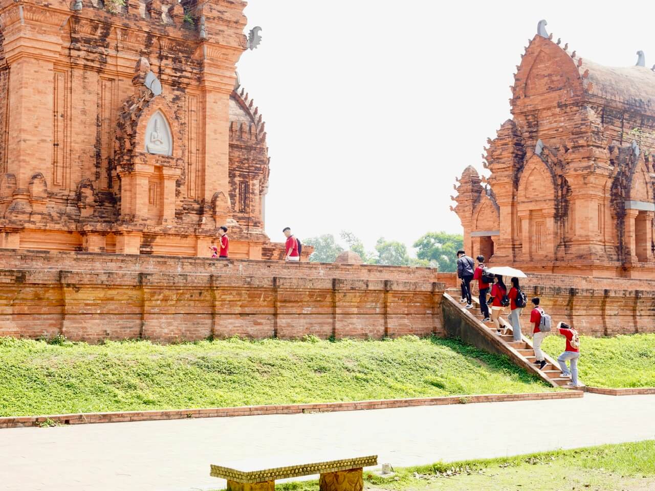 Đoàn tham quan các kiến trúc tiêu biểu của đồng bảo các dân tộc thiểu số