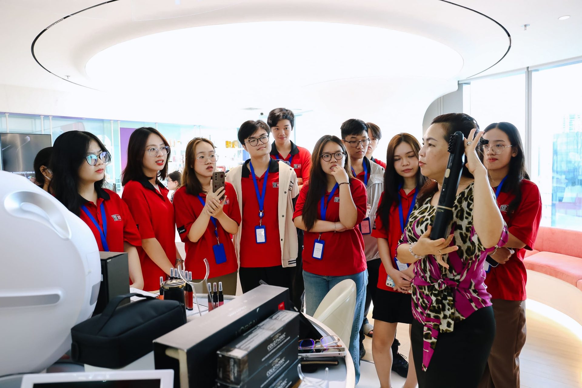 Sinh viên Swinburne Vietnam học tập thực tế tại L'Oreal Vietnam