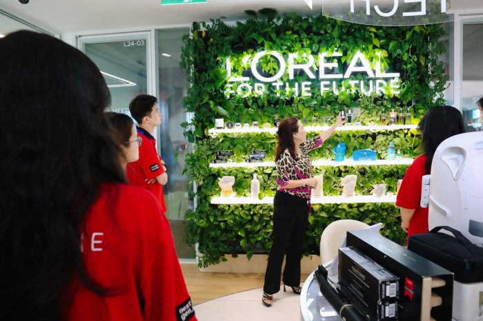 Sinh viên Swinburne Vietnam học tập thực tế tại L'Oreal Vietnam