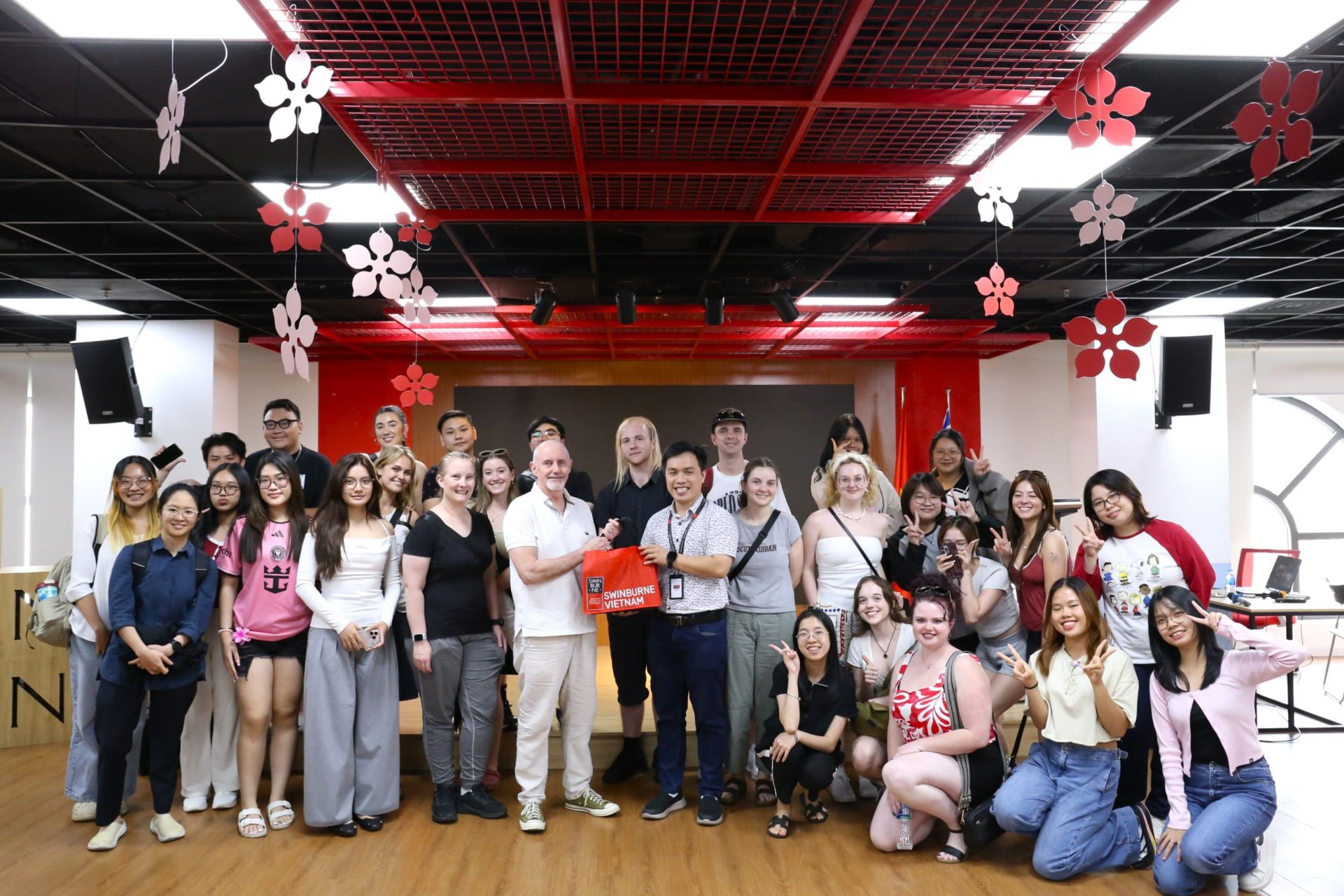 Sinh viên Swinburne Australia và Swinburne Vietnam khám phá ngành truyền thông toàn cầu 