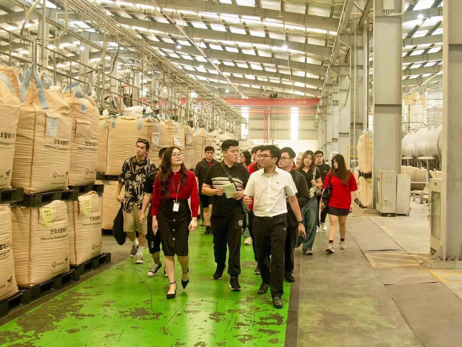 Sinh viên Swinburne Vietnam tham quan nhà máy Nhựa Tiền Phong và tìm hiểu về quy trình vận hành