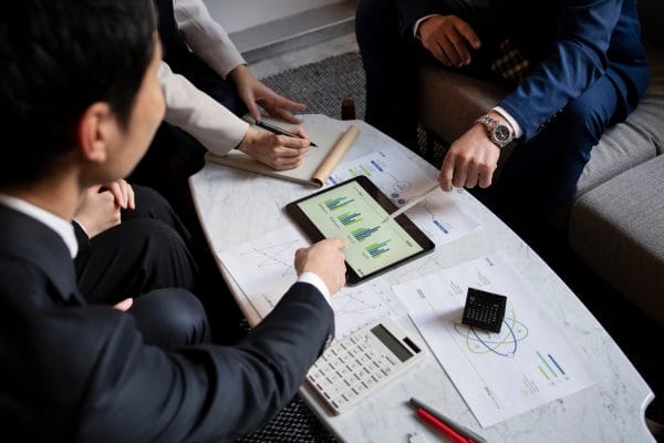 Tài chính là một trong những ngành có mức thu nhập cao và cơ hội thăng tiến rõ ràng ngay tại Việt Nam và quốc tế
