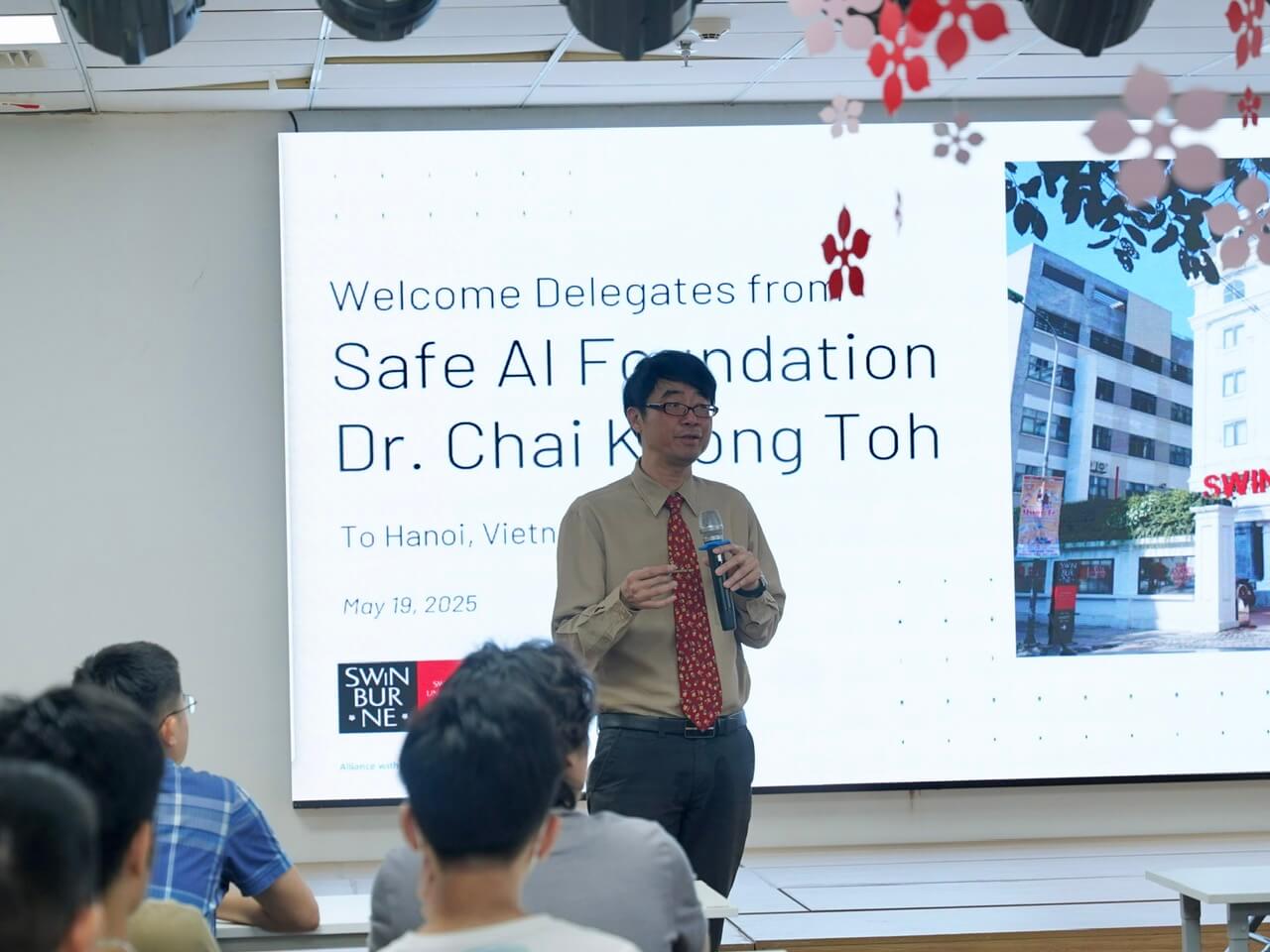 TS. Chai K. Toh có phần giao lưu và chia sẻ cùng sinh viên Swinburne Vietnam