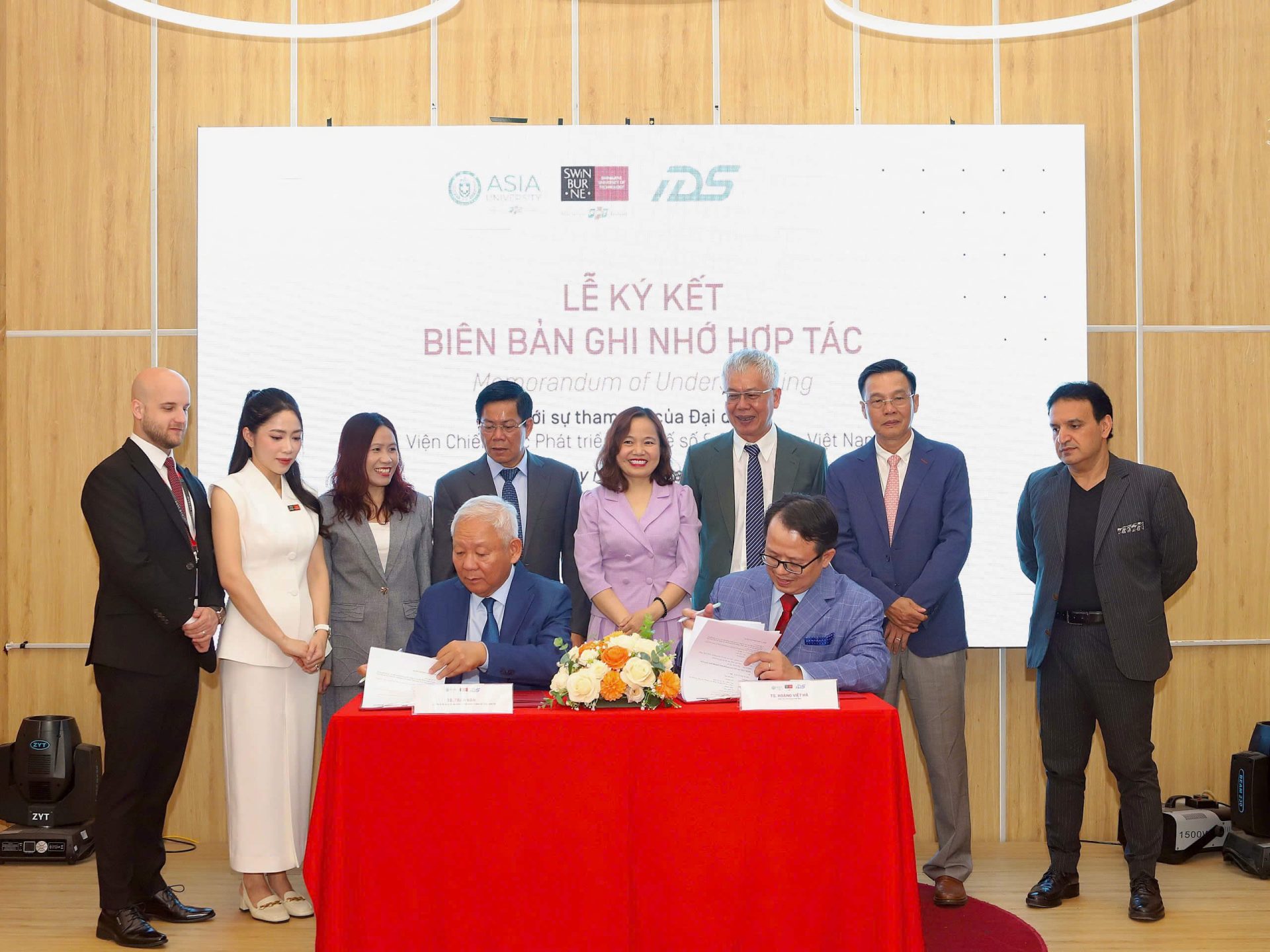 Đại diện Swinburne Vietnam - TS. David Hoàng và Đại diện Viện IDS - TS. Trần Văn kí Biên bản ghi nhớ hợp tác