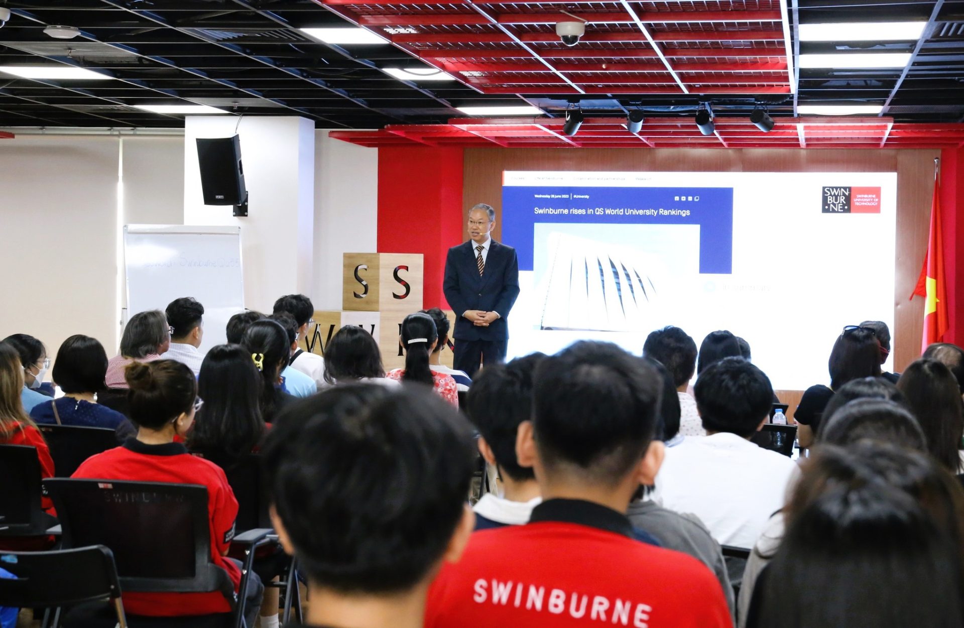 Swinburne Vietnam trao 100 suất học bổng tiên phong cho học sinh THPT tại TP.HCM mới
