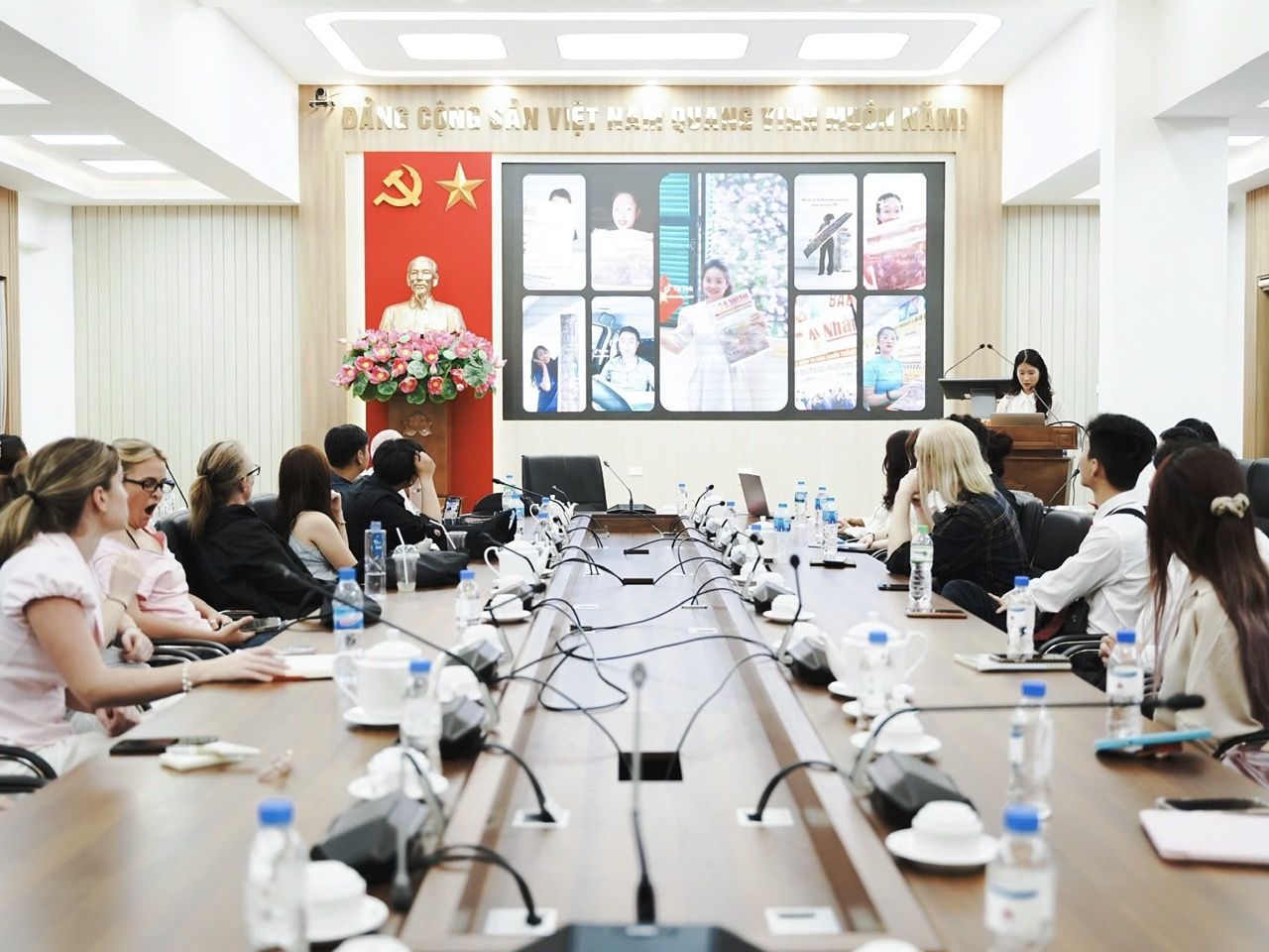 Đoàn sinh viên hai nước tìm hiểu về quy trình sản xuất những sản phẩm “phygital” đặc sắc của Báo Nhân Dân