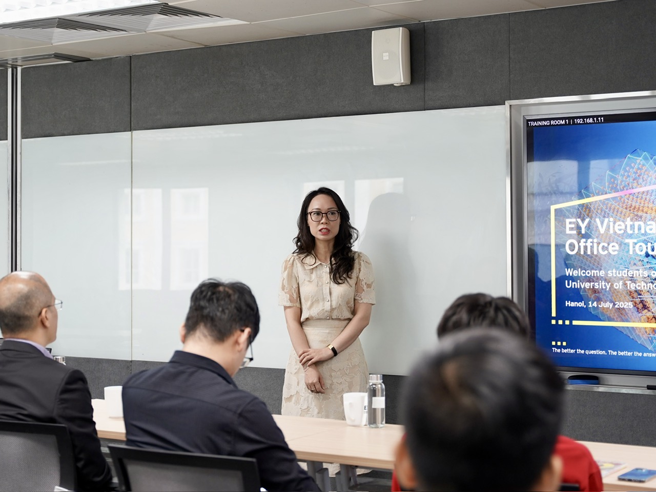 Bà Sầm Minh Hằng, Bộ phận Nhân sự của EY Vietnam, chia sẻ với các sinh viên về quy trình tuyển dụng và cơ hội việc làm tại EY