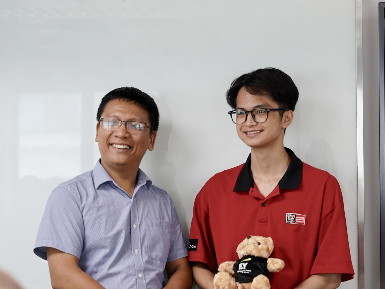 Sinh viên Swinburne Vietnam giao lưu và nhận quà tặng từ EY Vietnam