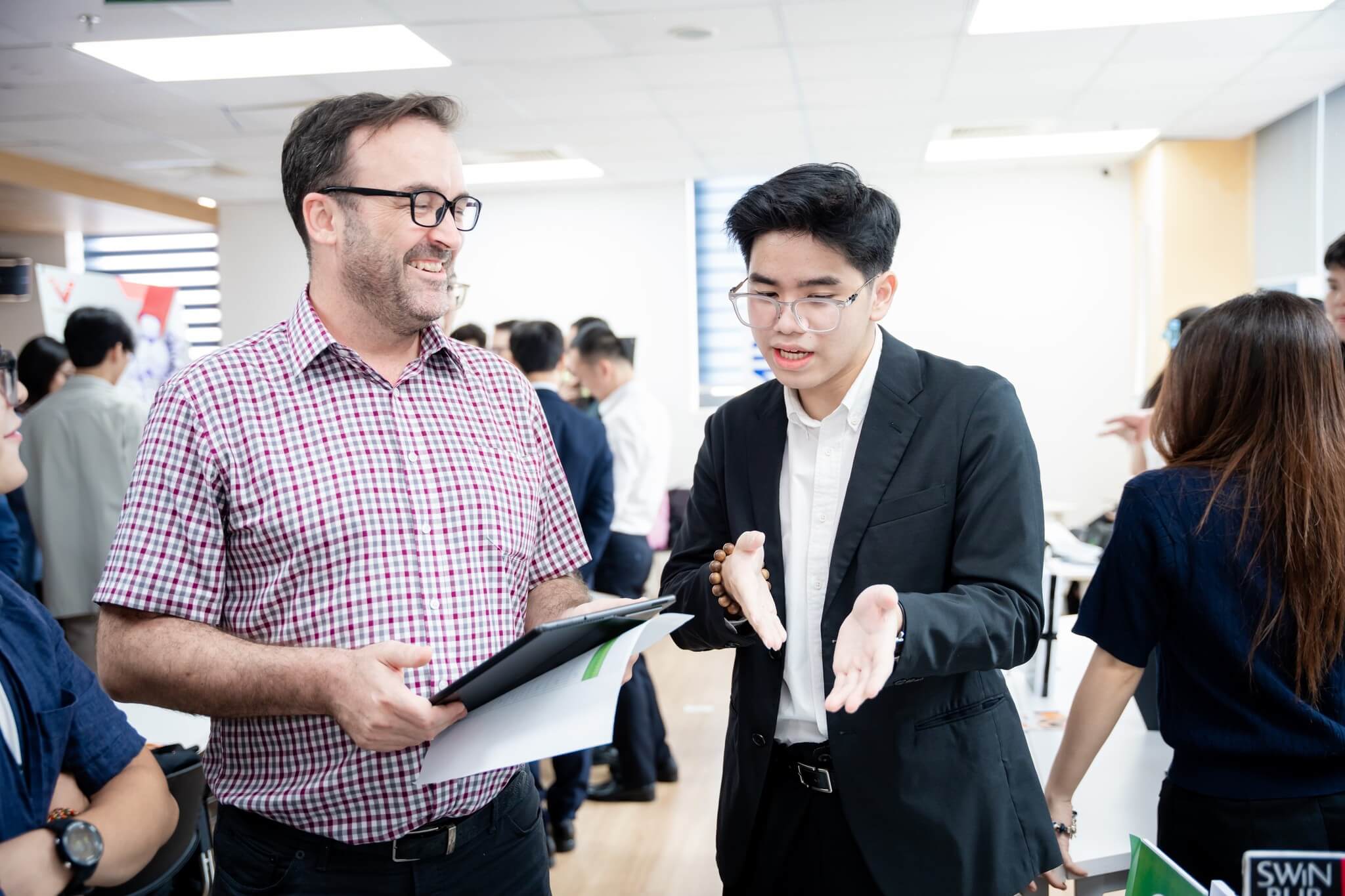 Xuyên suốt cuộc thi, các thí sinh sẽ được gặp gỡ và học hỏi trực tiếp từ các chuyên gia hàng đầu trong nhiều lĩnh vực