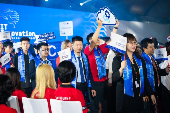 Màn diễu hành của thầy cô và sinh viên đại diện từng khối ngành đã thắp lên niềm tự hào trong cộng đồng Swinburne Vietnam