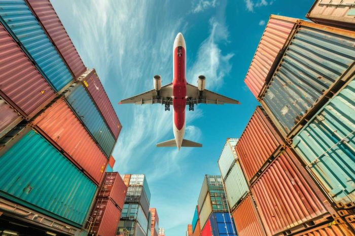 Nên-học-Kinh-doanh-Quốc-tế-hay-Logistics-So-sánh-chi-tiết-năm-2025-2