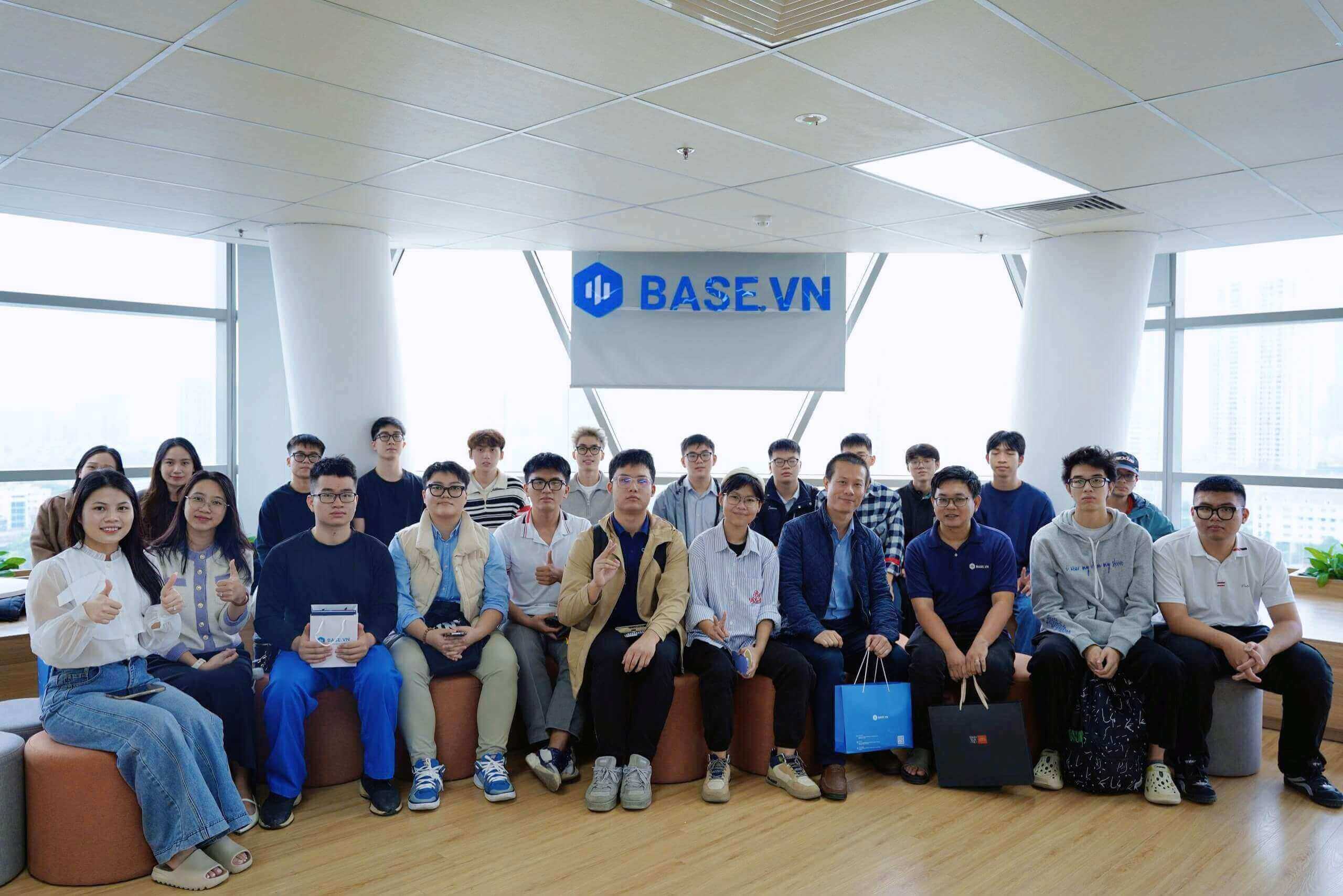 Chuyến tham quan doanh nghiệp của sinh viên Swinburne Vietnam tại Base.vn