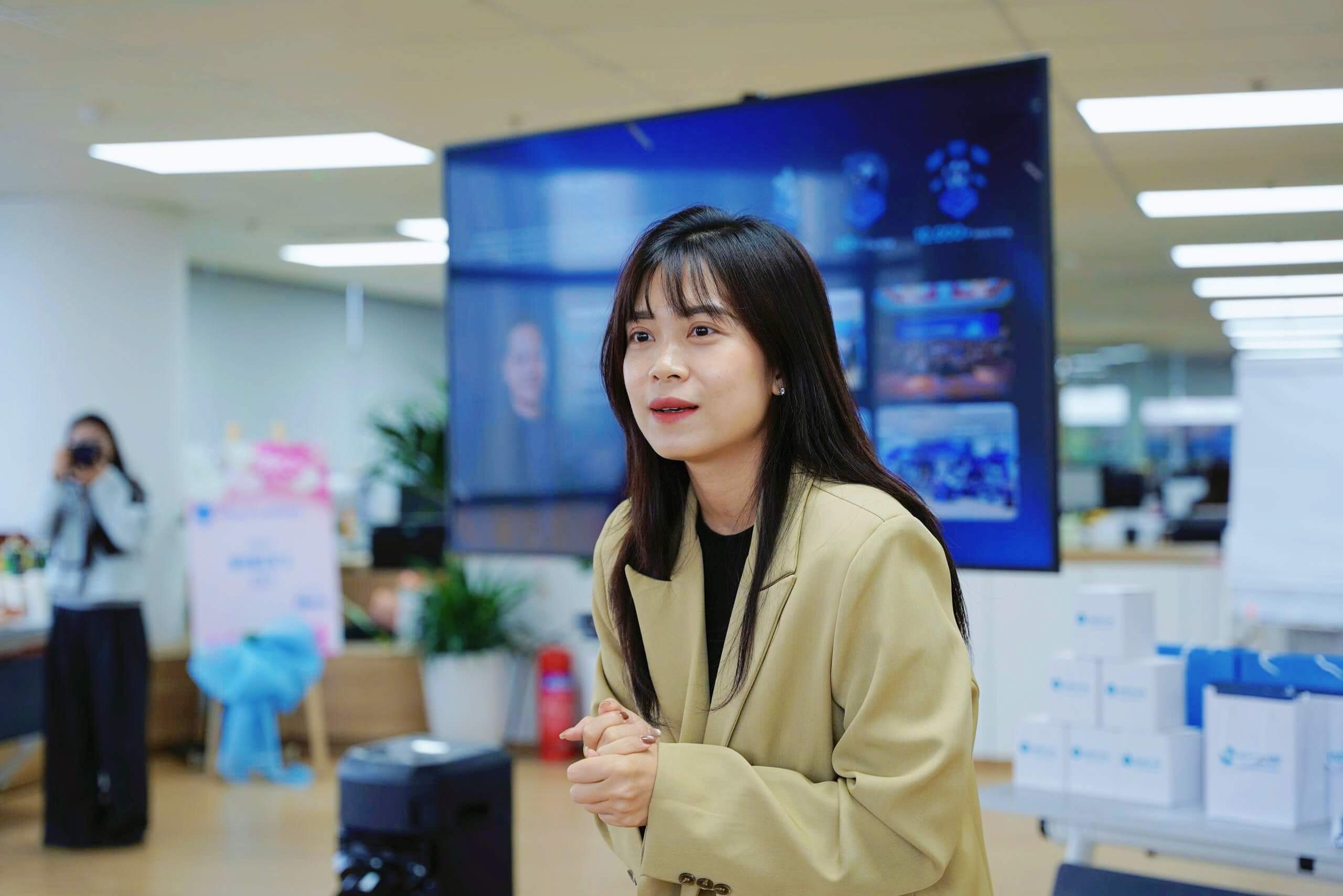 Chị Nguyễn Thị Dung – Trưởng nhóm Phát triển học tập (L&D Team Leader) của Base.vn chia sẻ về tổng quan lịch sử hình thành và phát triển của công ty