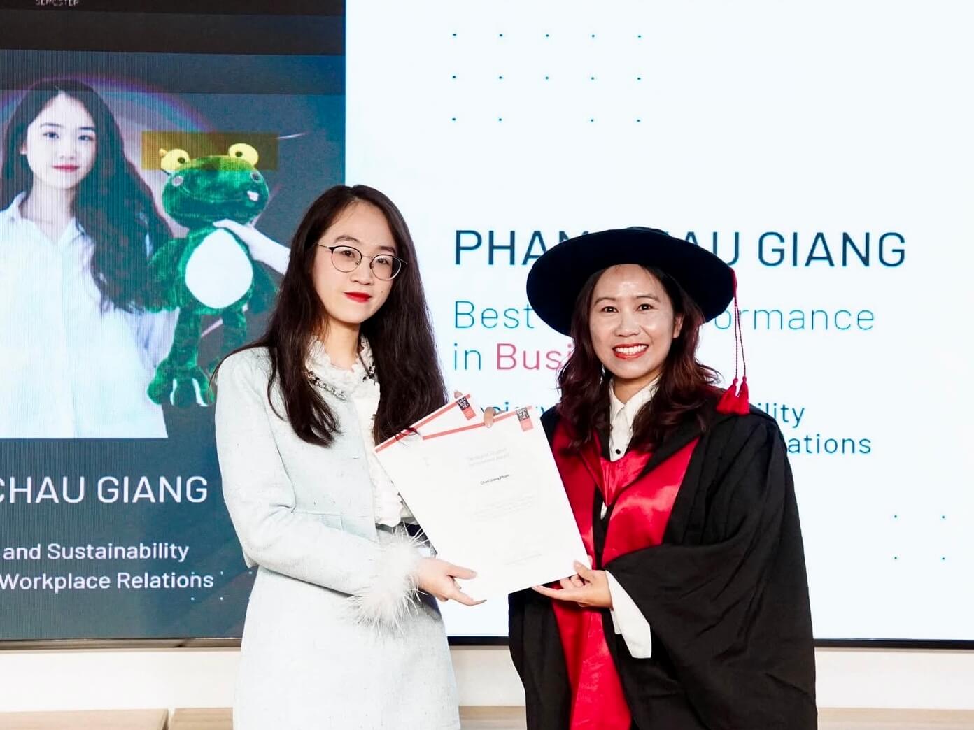 Trong 3 năm học tại Swinburne Vietnam, Châu Giang đã lập kỷ lục đáng ngưỡng mộ khi nhận 13 giải Sinh viên xuất sắc nhất học kỳ