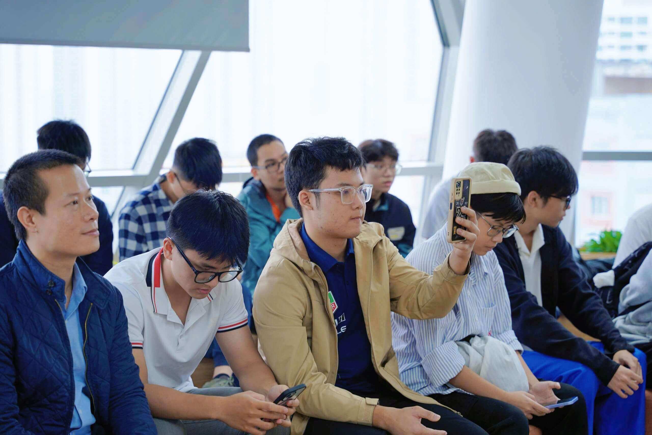 Sinh viên tìm hiểu về sản phẩm cũng như văn hoá doanh nghiệp