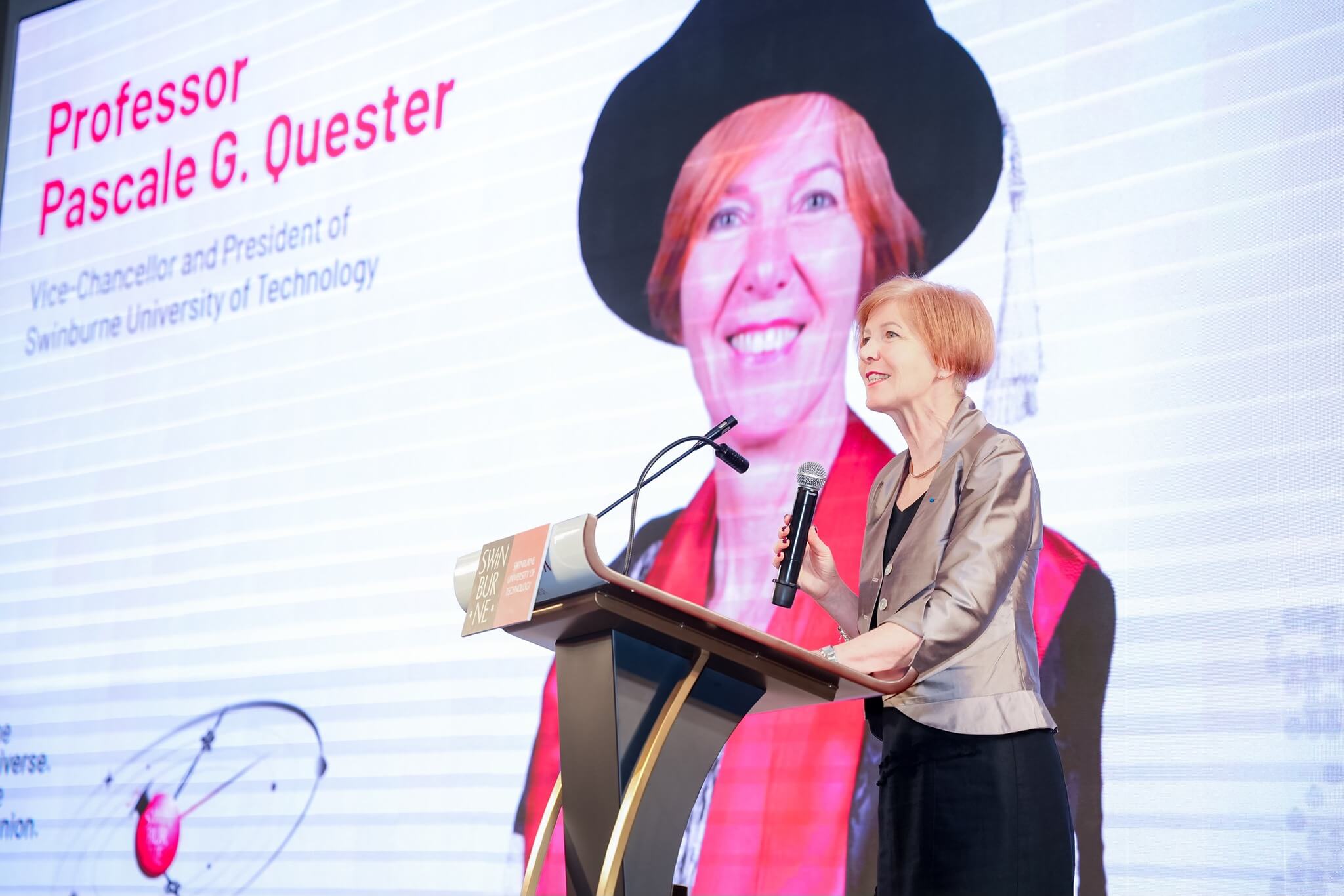 GS. Pascale Quester gửi lời chúc mừng đến các Tân Cử nhân khoá 2025 và chào mừng các bạn gia nhập cộng đồng cựu sinh viên Swinburne trên toàn cầu