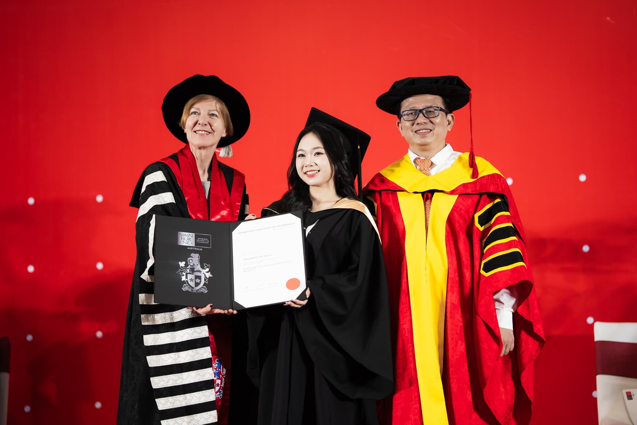 Hơn 400 Tân khoa khoá 2025 tại Swinburne Vietnam nhận bằng Cử nhân TOP 1% thế giới 