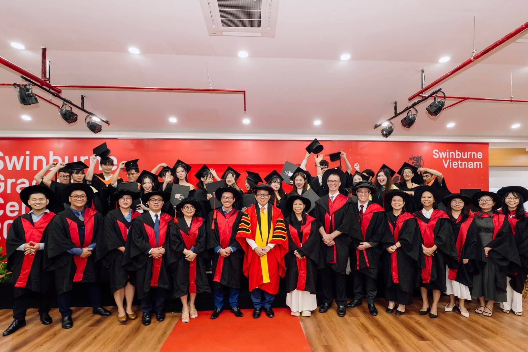 Lễ Tốt nghiệp 2025 đánh dấu cột mốc thế hệ Tân Cử nhân đầu tiên tại Swinburne Vietnam - cơ sở Đà Nẵng