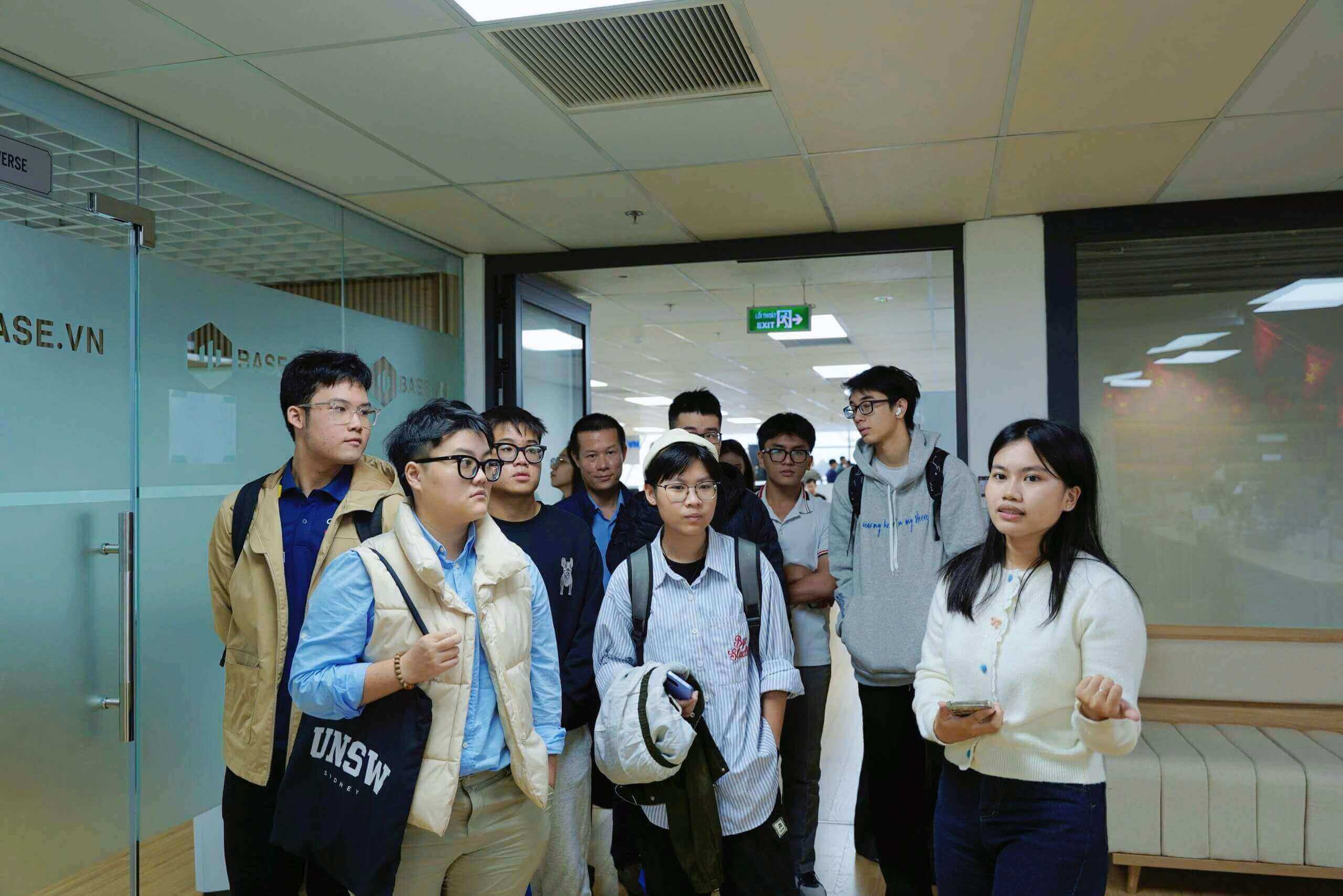 Đoàn sinh viên Swinburne Vietnam có dịp tham quan toàn bộ không gian làm việc mở tại Base.vn để cảm nhận rõ hơn về môi trường doanh nghiệp