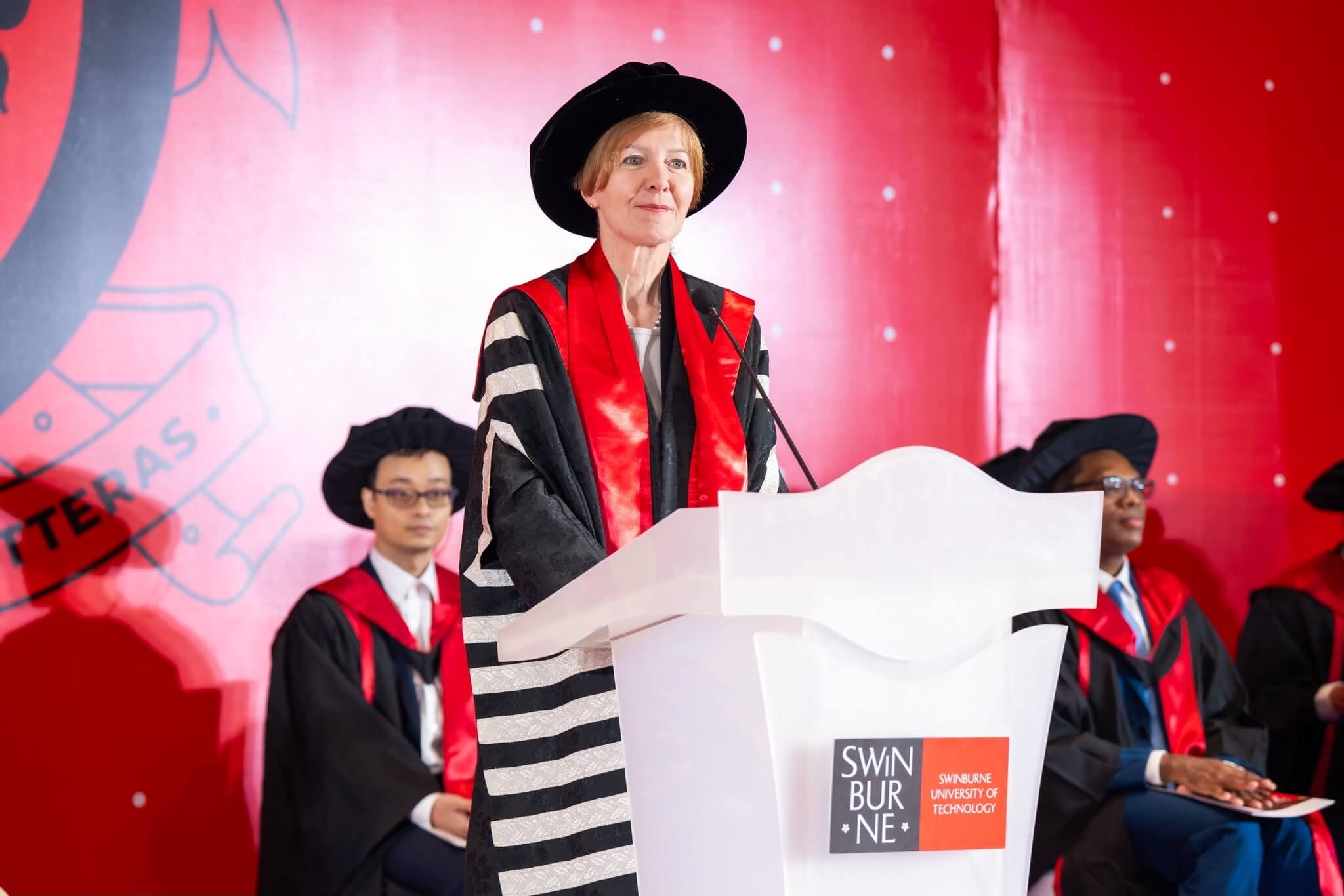 GS. Pascale Quester - Hiệu trưởng & Chủ tịch Swinburne University of Technology (Australia) phát biểu khai mạc Lễ Tốt nghiệp
