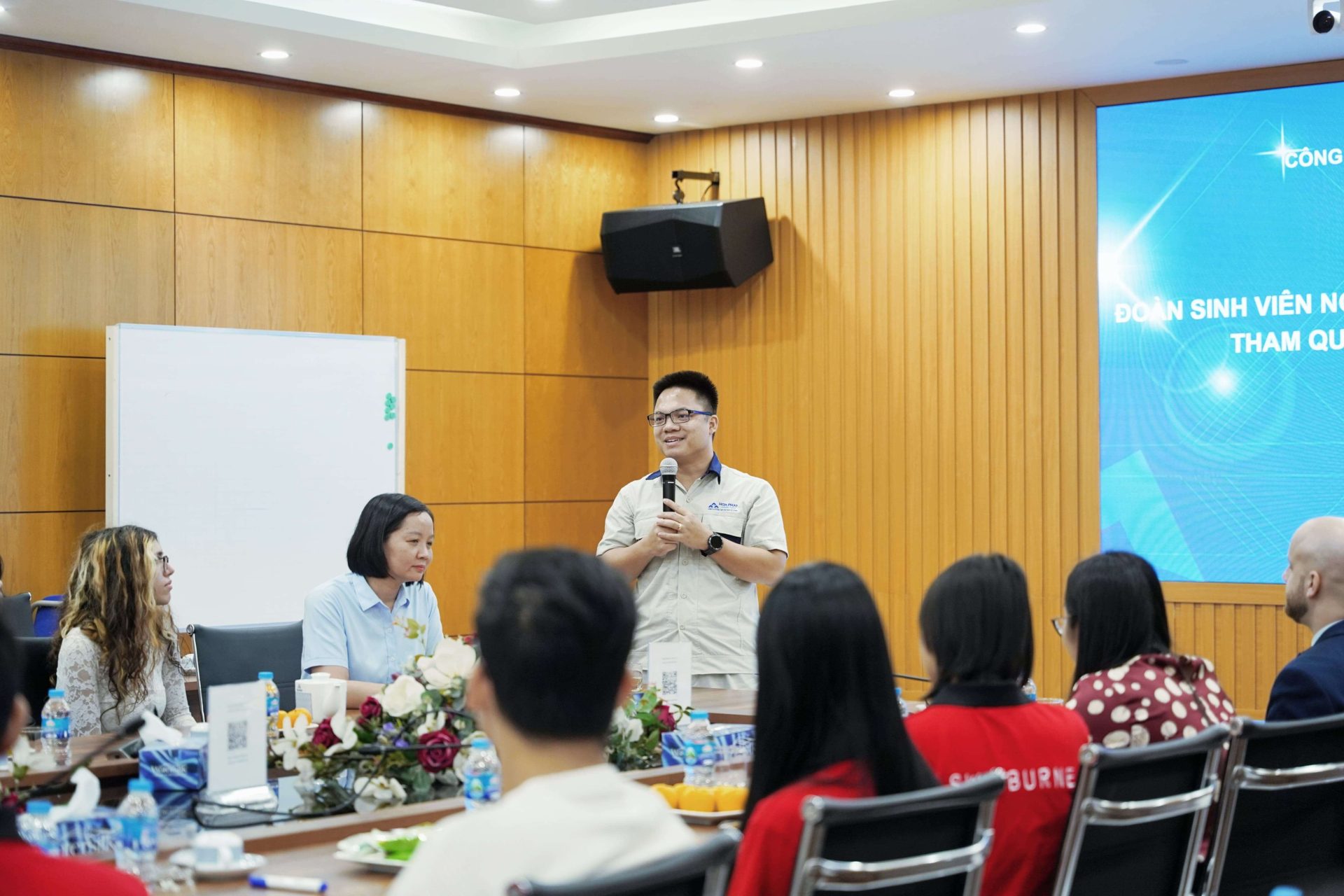 Anh Lưu Quang Vũ – Trưởng phòng Tổ chức Khu liên hợp sản xuất gang thép Hòa Phát Hải Dương tại buổi giao lưu, chia sẻ với sinh viên Swinburne Vietnam