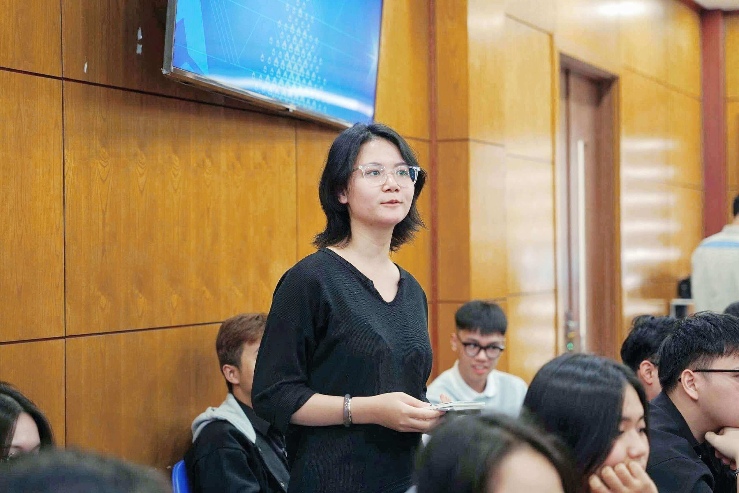 Sinh viên đặt câu hỏi về cách thức thu hồi khí và nhiệt dư trong dây chuyền luyện gang thép cũng như các cơ hội nghề nghiệp tại Tập đoàn