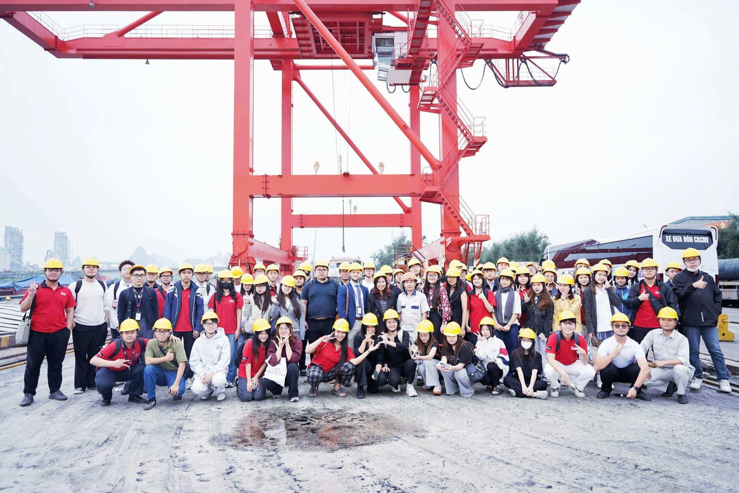Đoàn Swinburne Vietnam tại khu vực cầu cảng xuất hàng của Khu liên hợp sản xuất gang thép Hòa Phát Hải Dương
