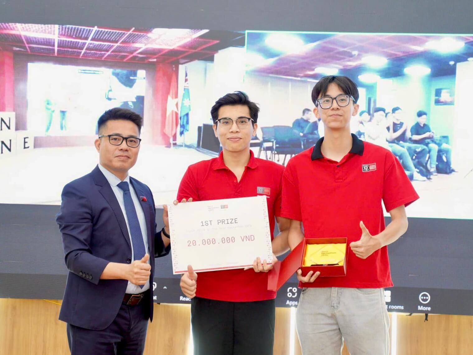 Thuận cùng các đồng đội đã giành giải Nhất cuộc thi Swin Hackathon 2024
