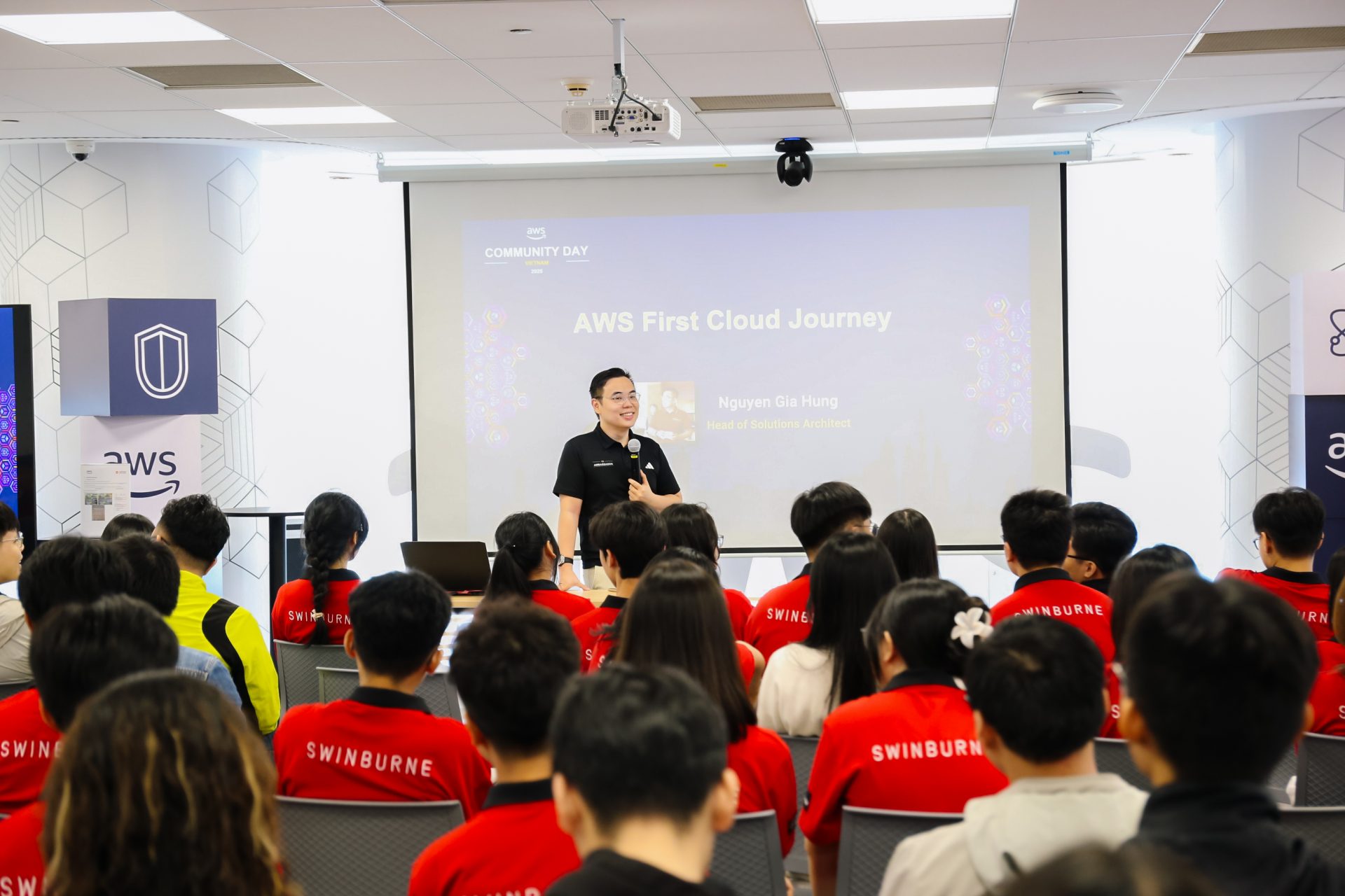 Anh Nguyễn Gia Hưng, Head of Solution Architect tại AWS Việt Nam trong phiên chia sẻ của mình tại sự kiện