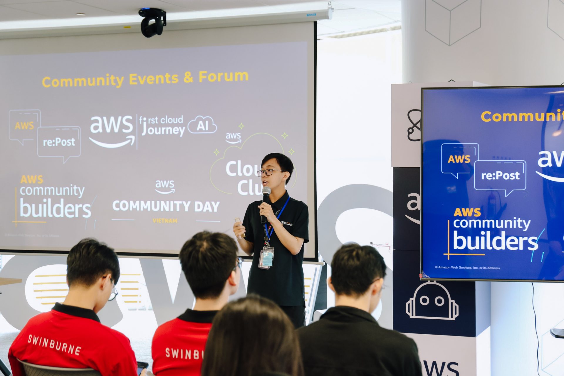 Sinh viên thuộc CLB ITea Lab Swinburne Vietnam cơ sở TP.HCM trở thành mentor cho các sinh viên khóa dưới