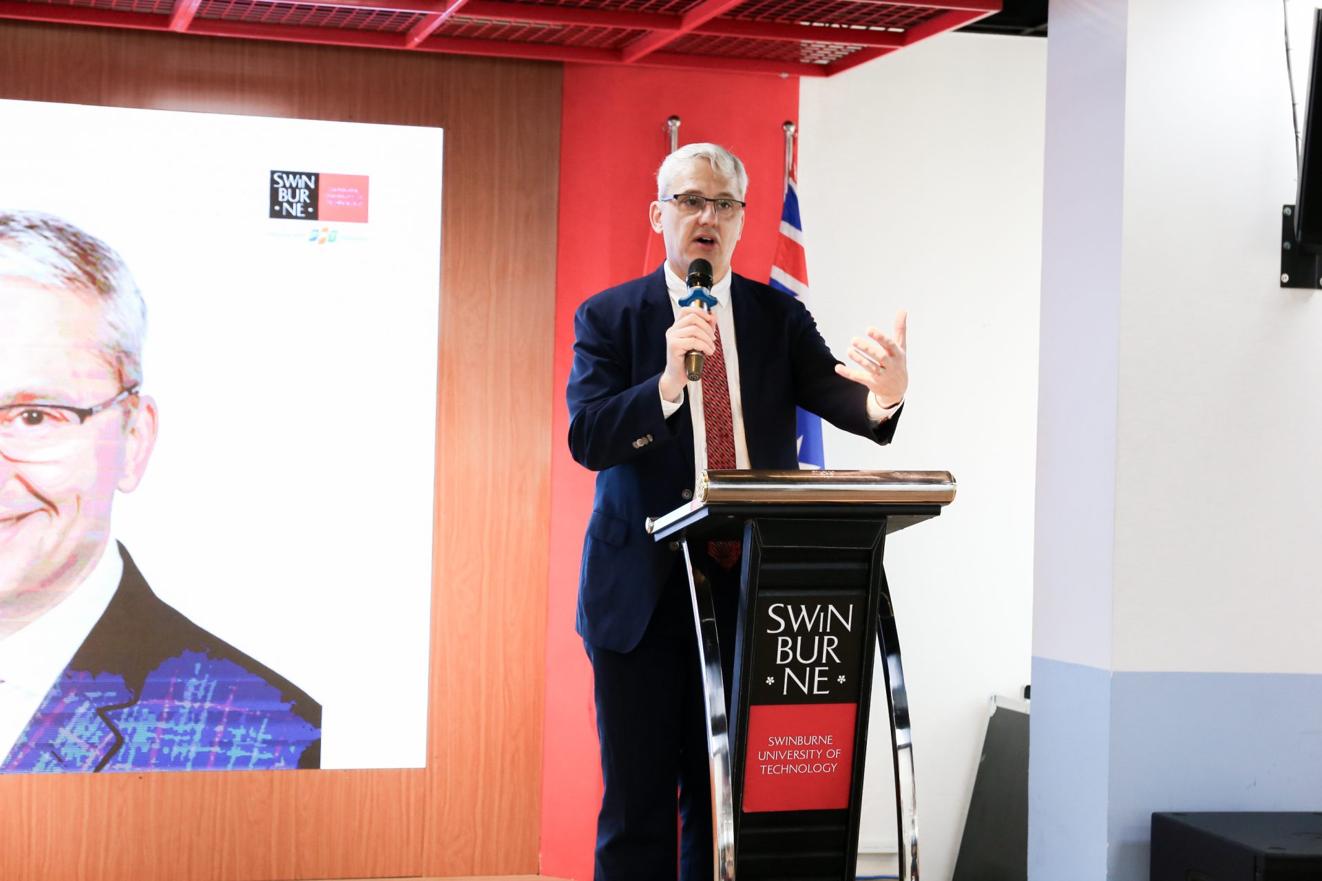 bộ trưởng Danny Pearson phát biểu tại Swinburne Vietnam