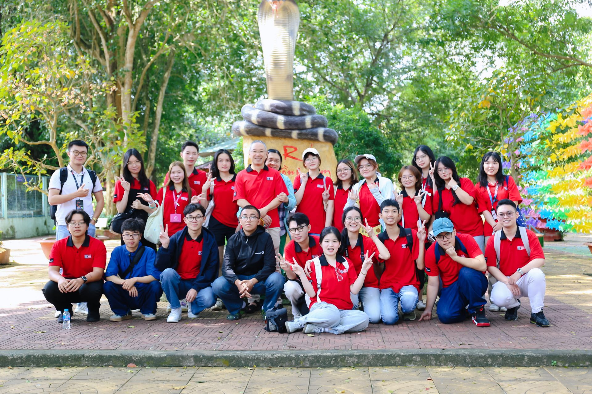 Khám phá quy trình lấy nọc trực tiếp tại trại rắn Đồng Tâm