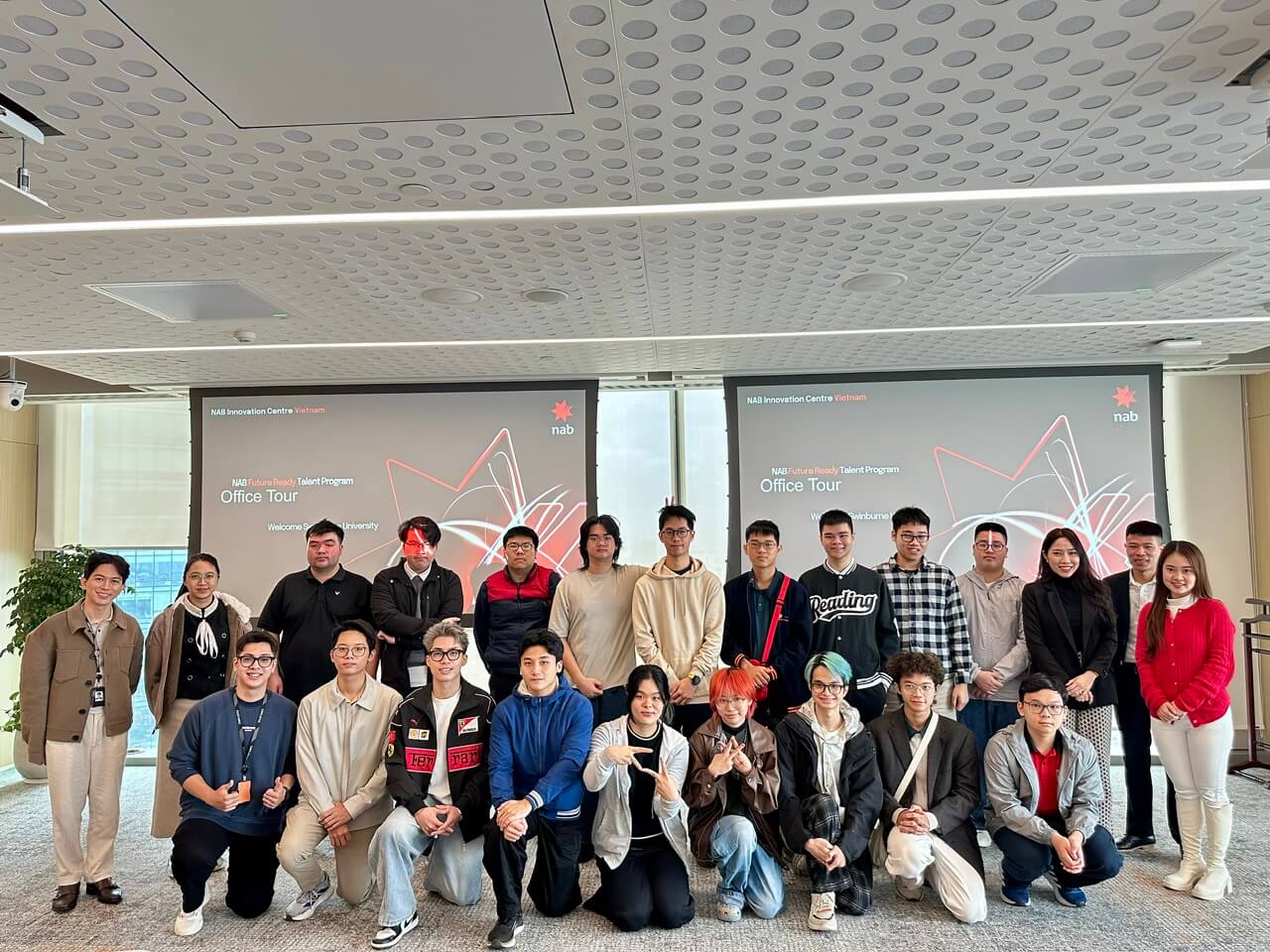 Sinh viên Swinburne Vietnam thăm quan học tập tại văn phòng NAB Innovation Centre Vietnam - Hà Nội