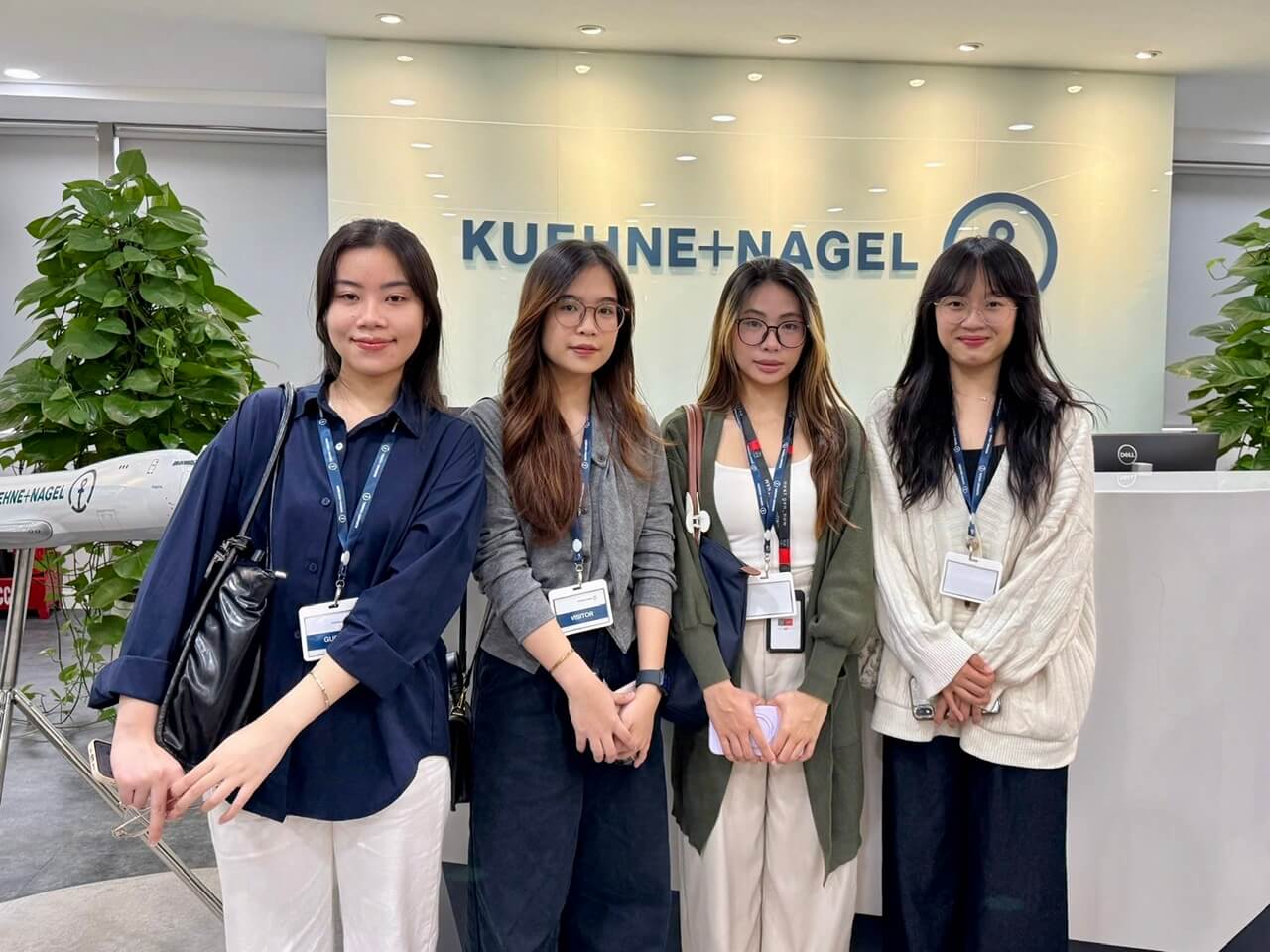 Sinh viên Swinburne Vietnam tìm hiểu về Kuehne + Nagel cũng như triển vọng sự nghiệp trong ngành logistics