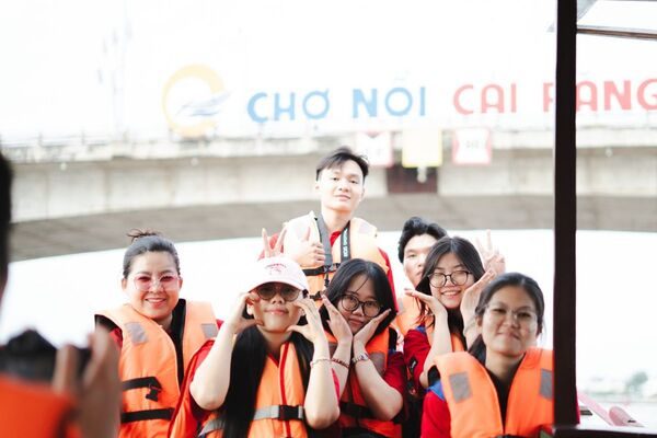 Sinh viên Swinburne Vietnam - Cơ sở Cần Thơ đi Fieldtrip tại Chợ Nổi - Cái Răng. 