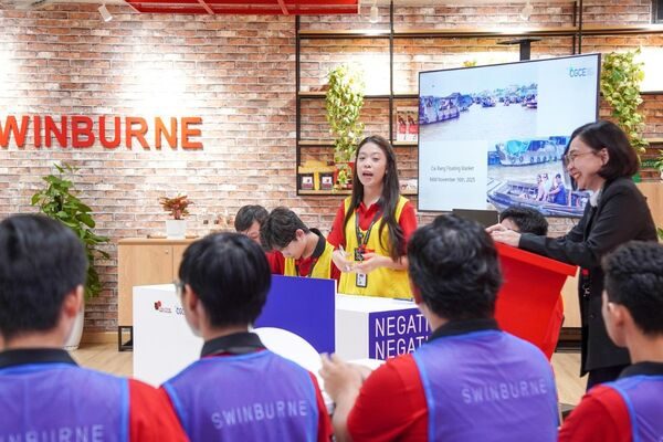 Sinh viên Swinburne Vietnam - Cần Thơ tranh biện việc bảo tồn bằng cách nào để không làm mất đi sinh kế và nhịp sống thực của người dân Chợ Nổi
